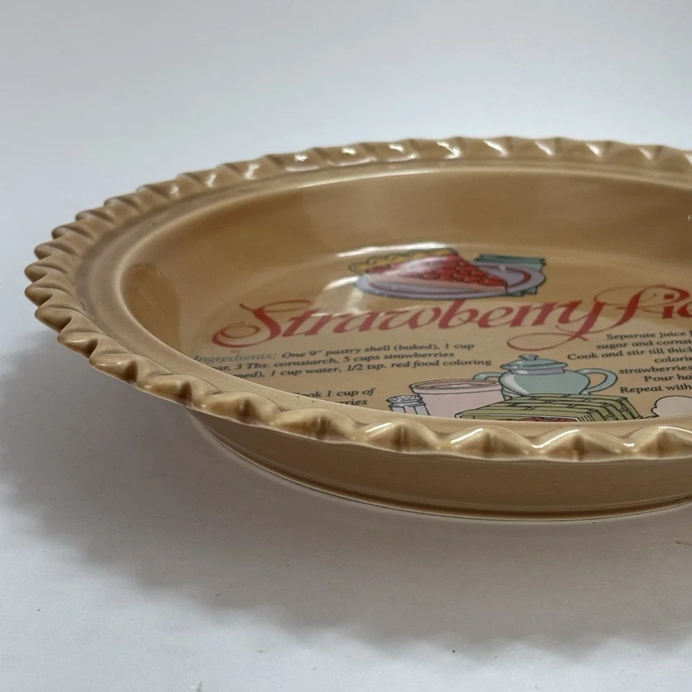 Vintage Strawberry Pie Dish UNIVERSAL TRUMPS CORP. Made In Taiwan